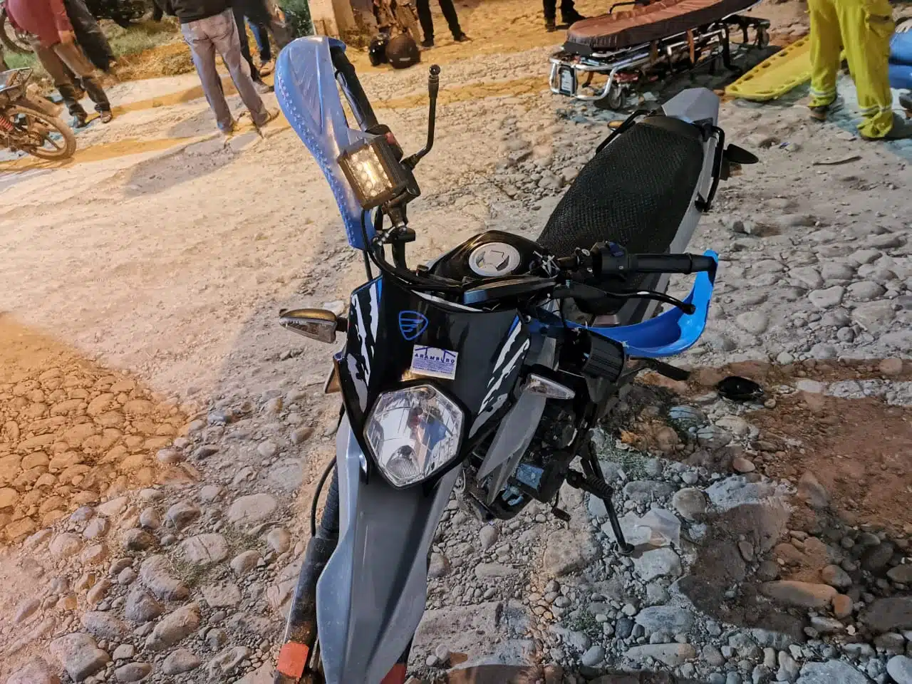 Motocicleta en el lugar del accidente tipo choque en El Bajío, Siqueros, Mazatlán