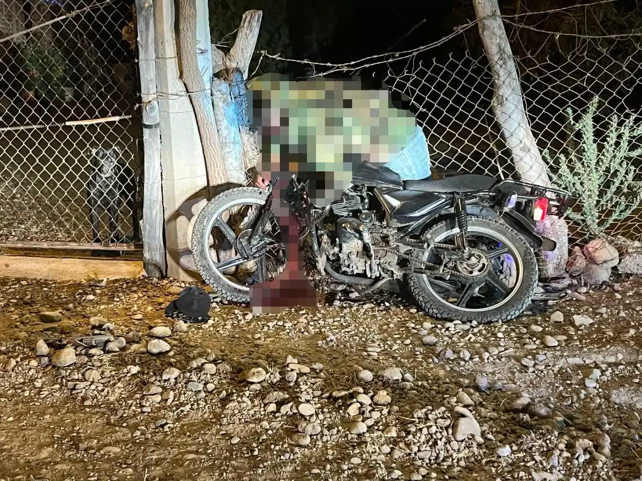 Motocicleta con sangre tras choque en Guasave