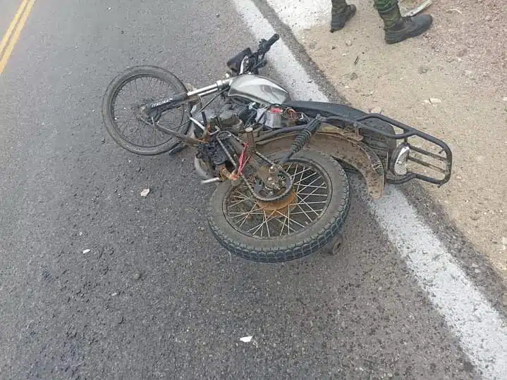 Motocicleta en la que circulaba hombre momentos antes de ser embestido por un vehículo