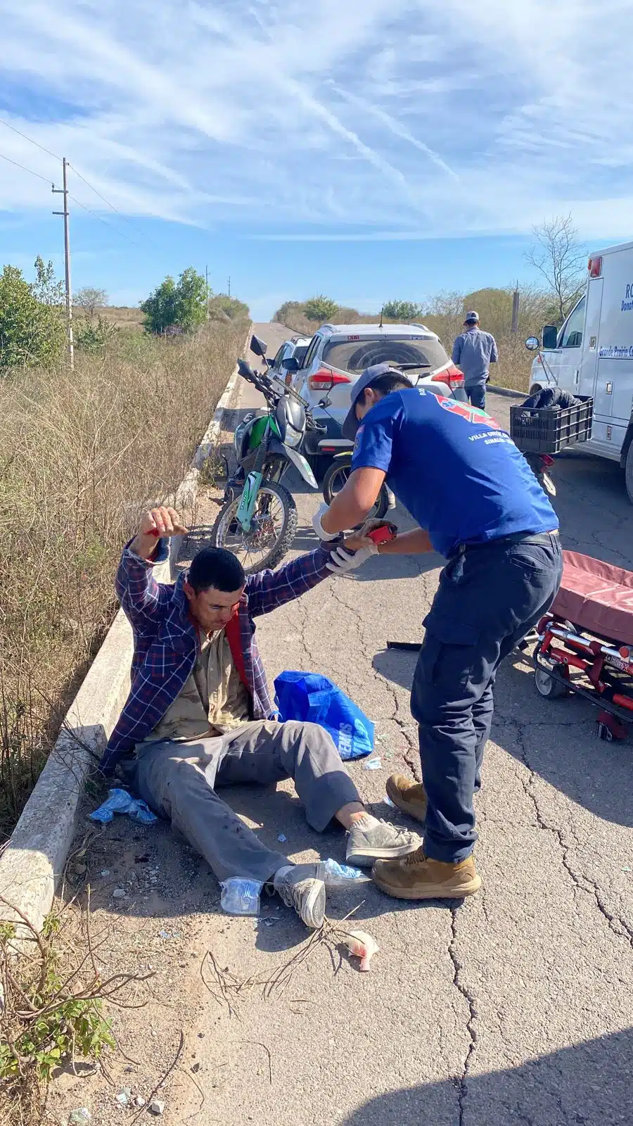 Bomberos Veteranos de Villa Unión atendieron al motociclista que se identificó con el nombre de Chalio “N.