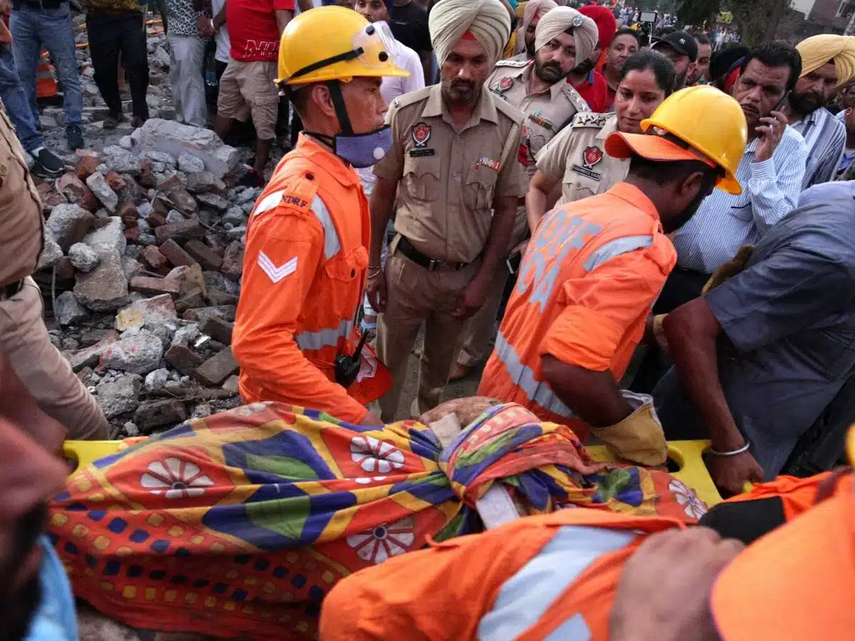Mueren 11 personas tras fuerte explosión en fábrica de fuegos artificiales en la India