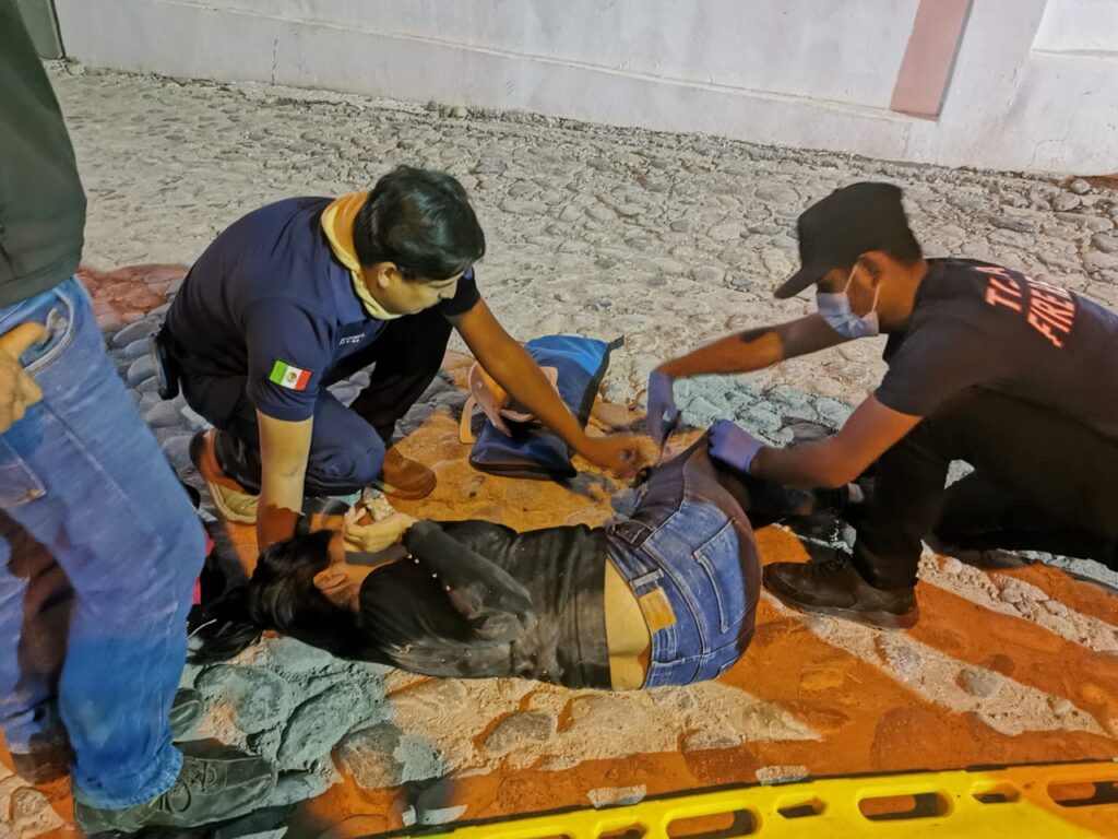 Paramédicos de Bomberos Veteranos Villa Unión dando los primeros auxilios a Esmeralda, joven que tuvo un accidente tipo choque en El Bajío, Siqueros, Mazatlán