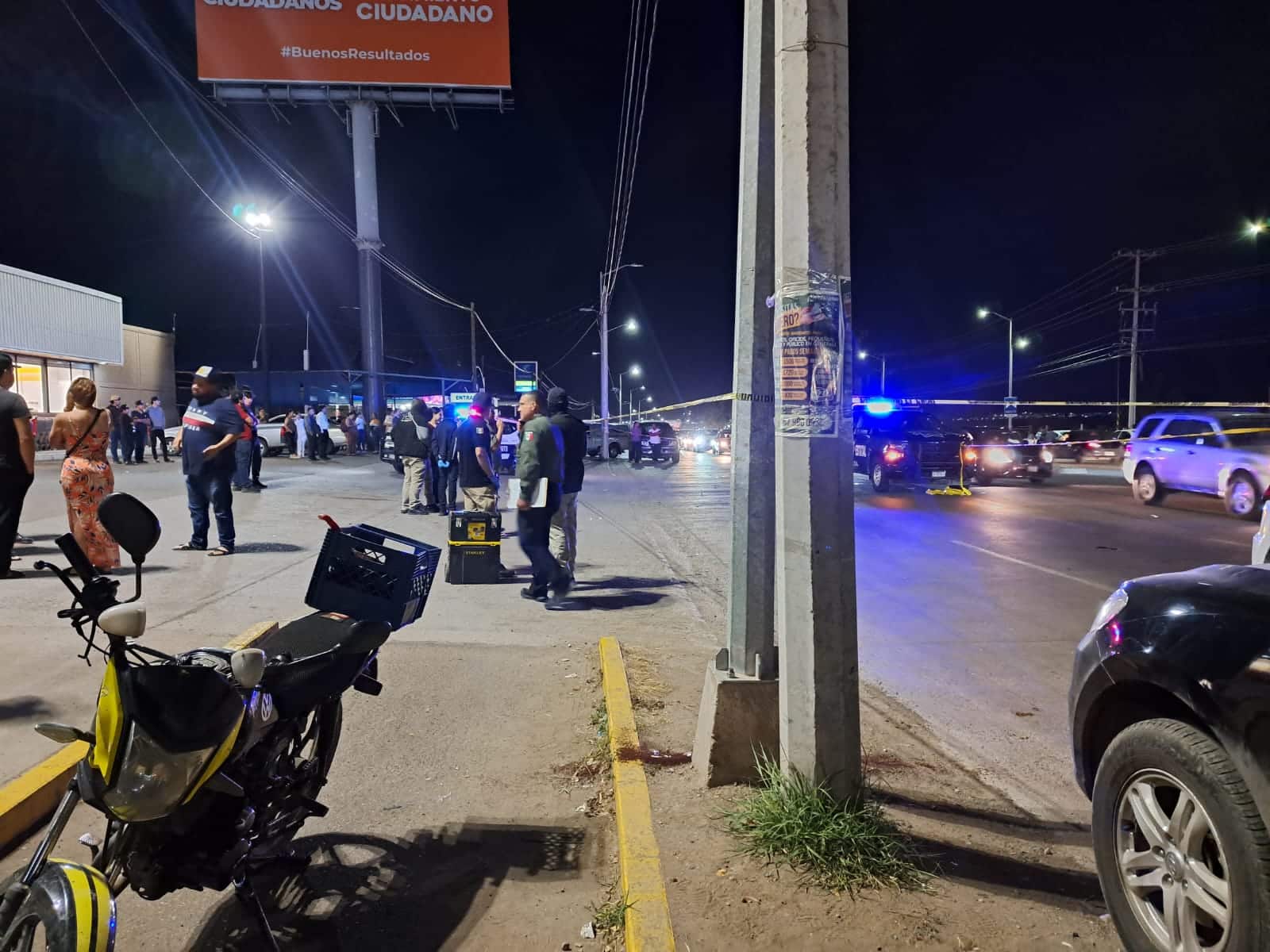 Policías y agentes de vialidad se encargaron de resguardar el lugar del accidente.