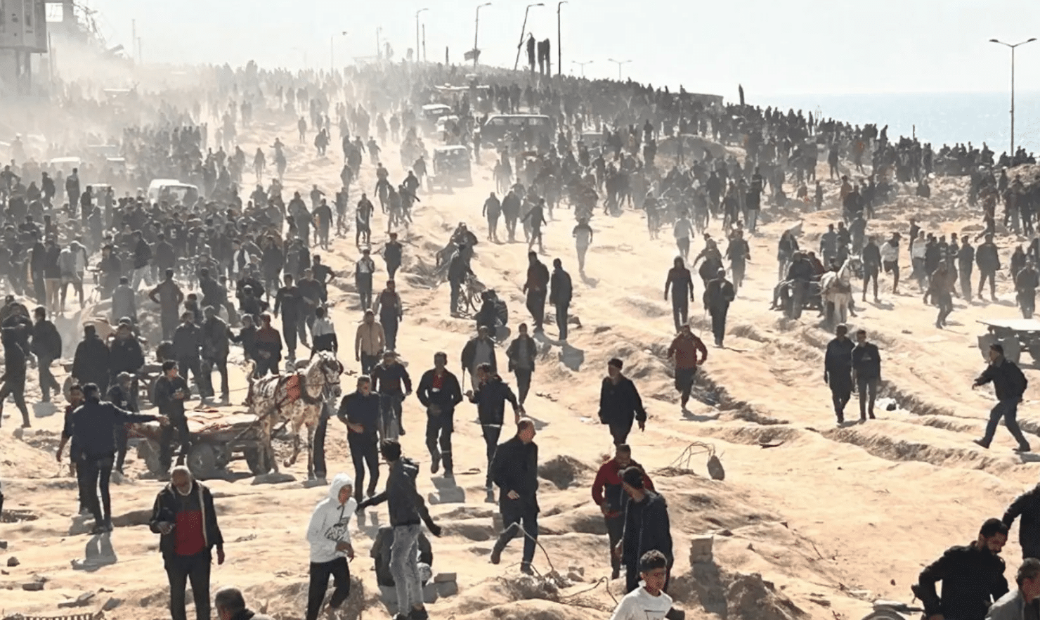Palestinos durante una entrega de ayuda humanitaria en la ciudad de Gaza