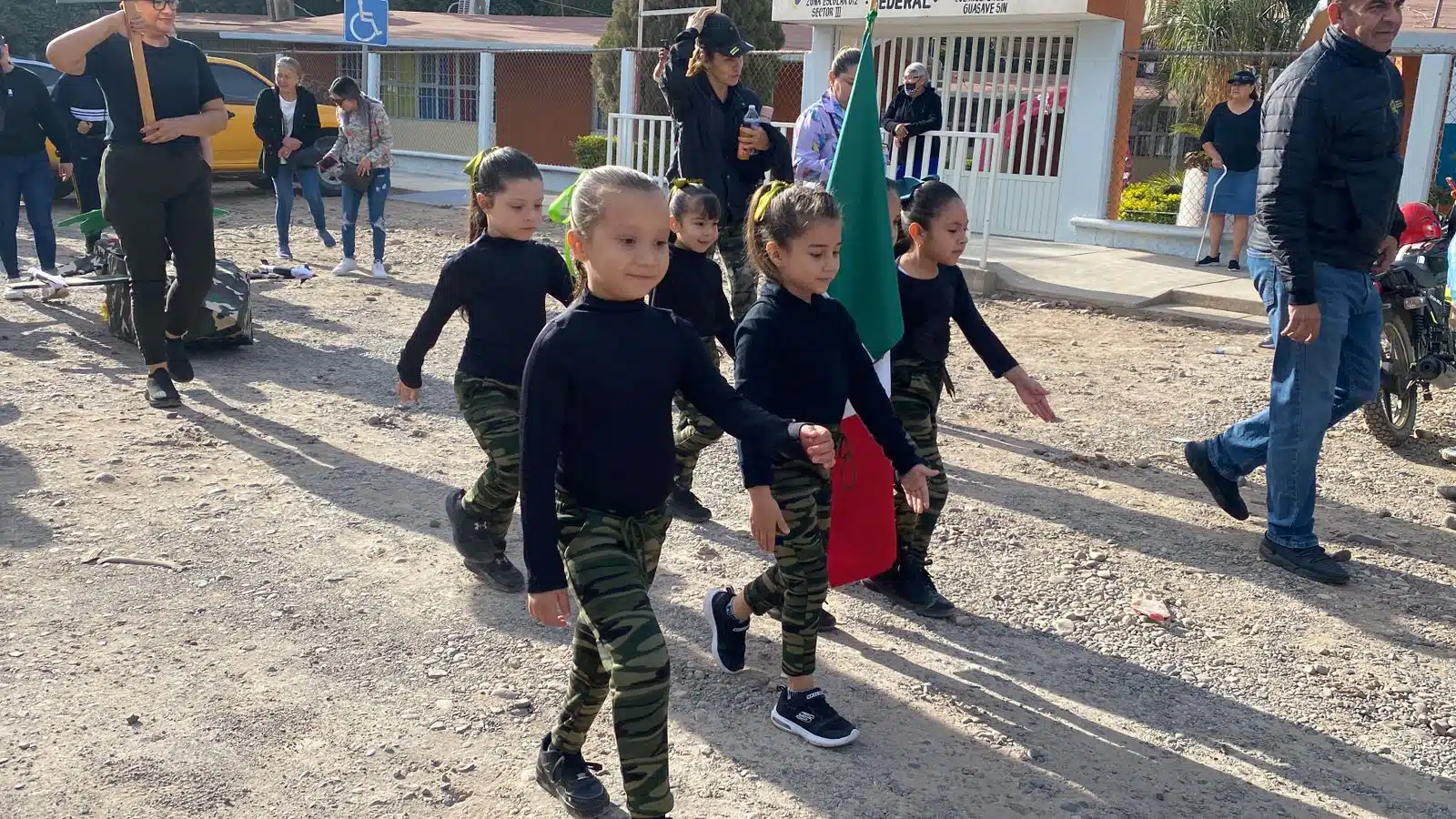 Niñas de kínder desfilan en la escolta por el Día de la Bandera y Día del Ejército Mexicano