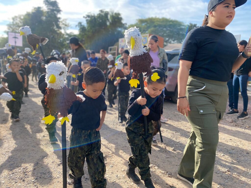 Niños de kínder desfilan por el Día de la Bandera y Día del Ejército Mexicano