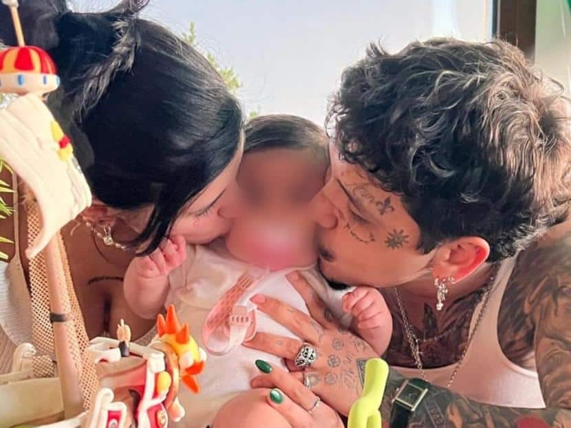 Nodal y Cazzu revelan el rostro de su bebé
