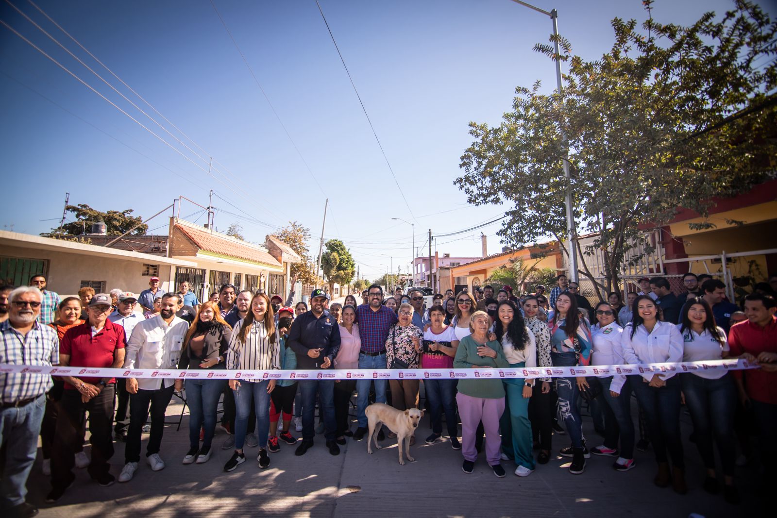 alcalde de Culiacán, Juan de Dios Gámez Mendívil encabezó el banderazo de inicio de obra para la pavimentación de la calle de Los Músicos en el fraccionamiento La Conquista.