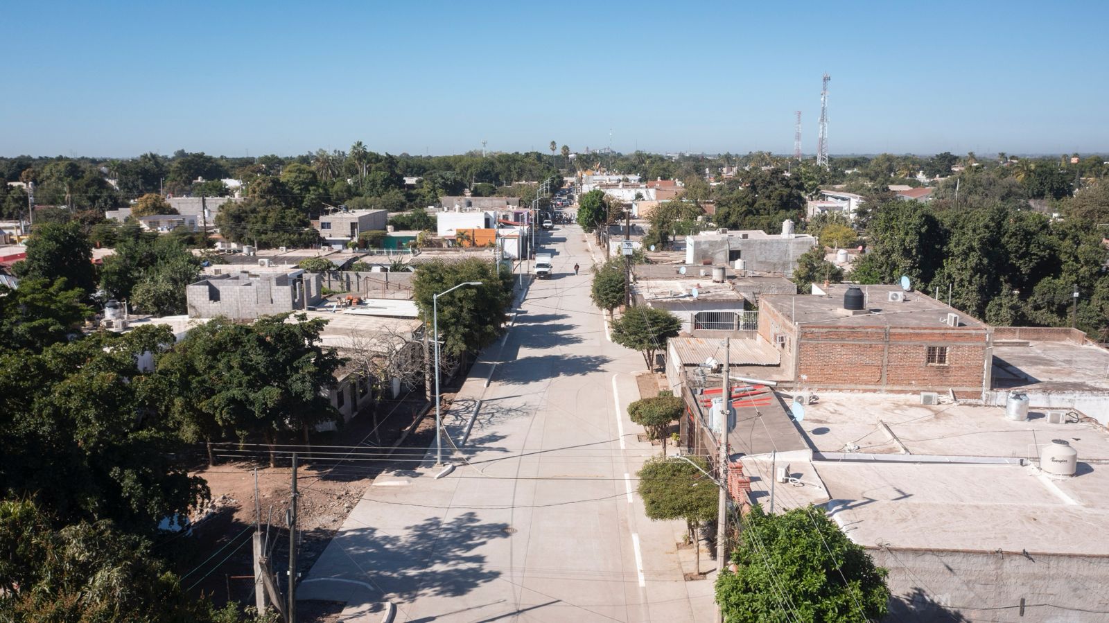 Alcalde de Culiacán, Juan de Dios Gámez Mendívil encabezó el banderazo de inicio de obra para la pavimentación de la calle de Los Músicos en el fraccionamiento La Conquista.