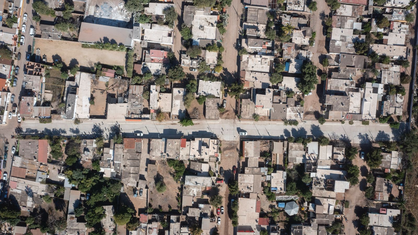 Alcalde de Culiacán, Juan de Dios Gámez Mendívil encabezó el banderazo de inicio de obra para la pavimentación de la calle de Los Músicos en el fraccionamiento La Conquista.