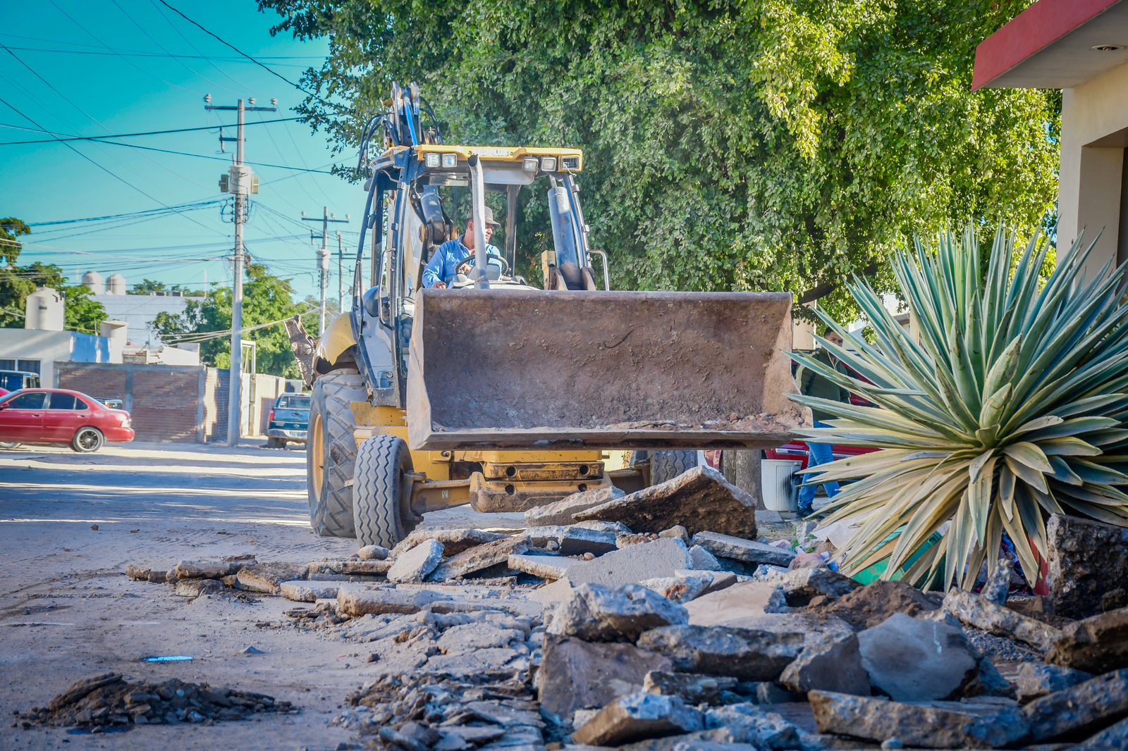 Máquina en una calle del fraccionamiento Las Fuentes en Guamúchil