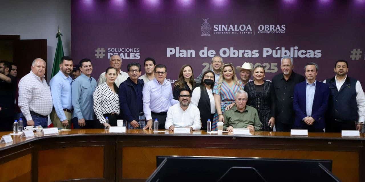 Rubén Rocha Moya durante la presentación del Plan Anual de Obras Públicas 2024-2025
