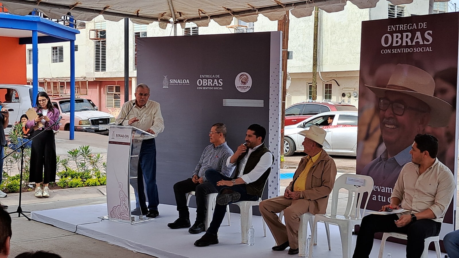 Rubén Rocha Moya se comprometió a culminar la ampliación de la carretera hasta Chinitos.