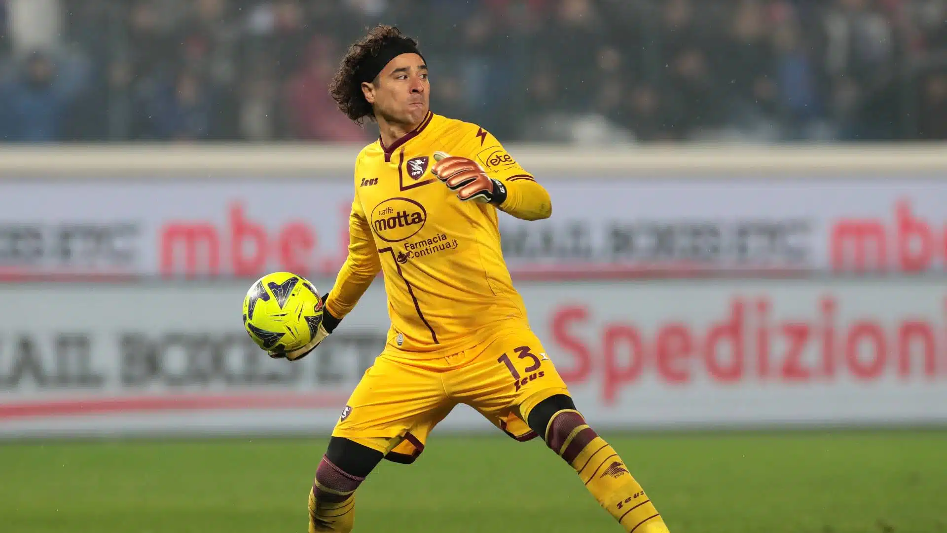 Guillermo Ochoa en el campo de juega arroja un balón