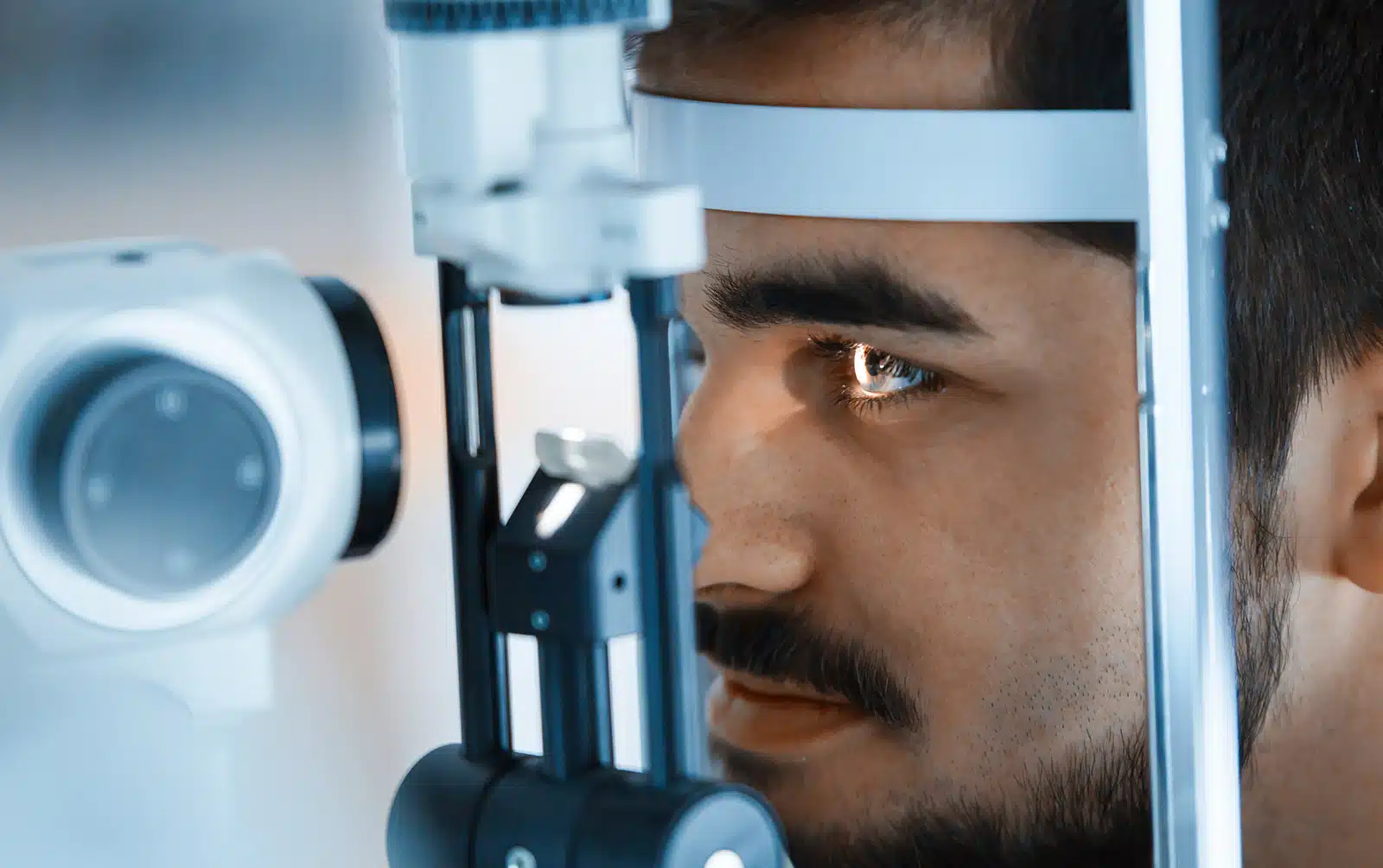 Paciente realizándose una revisión oftalmológica