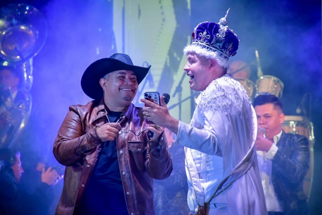 Vocalista de la Original Banda El Limón junto al rey Héctor Limón en el Carnaval 2024
