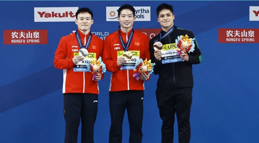 Osmar Olvera recibiendo medalla de bronce