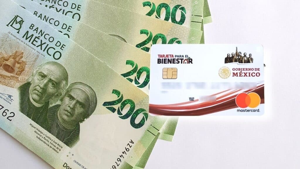 Billetes de 200 pesos junto a una tarjeta del Banco Bienestar