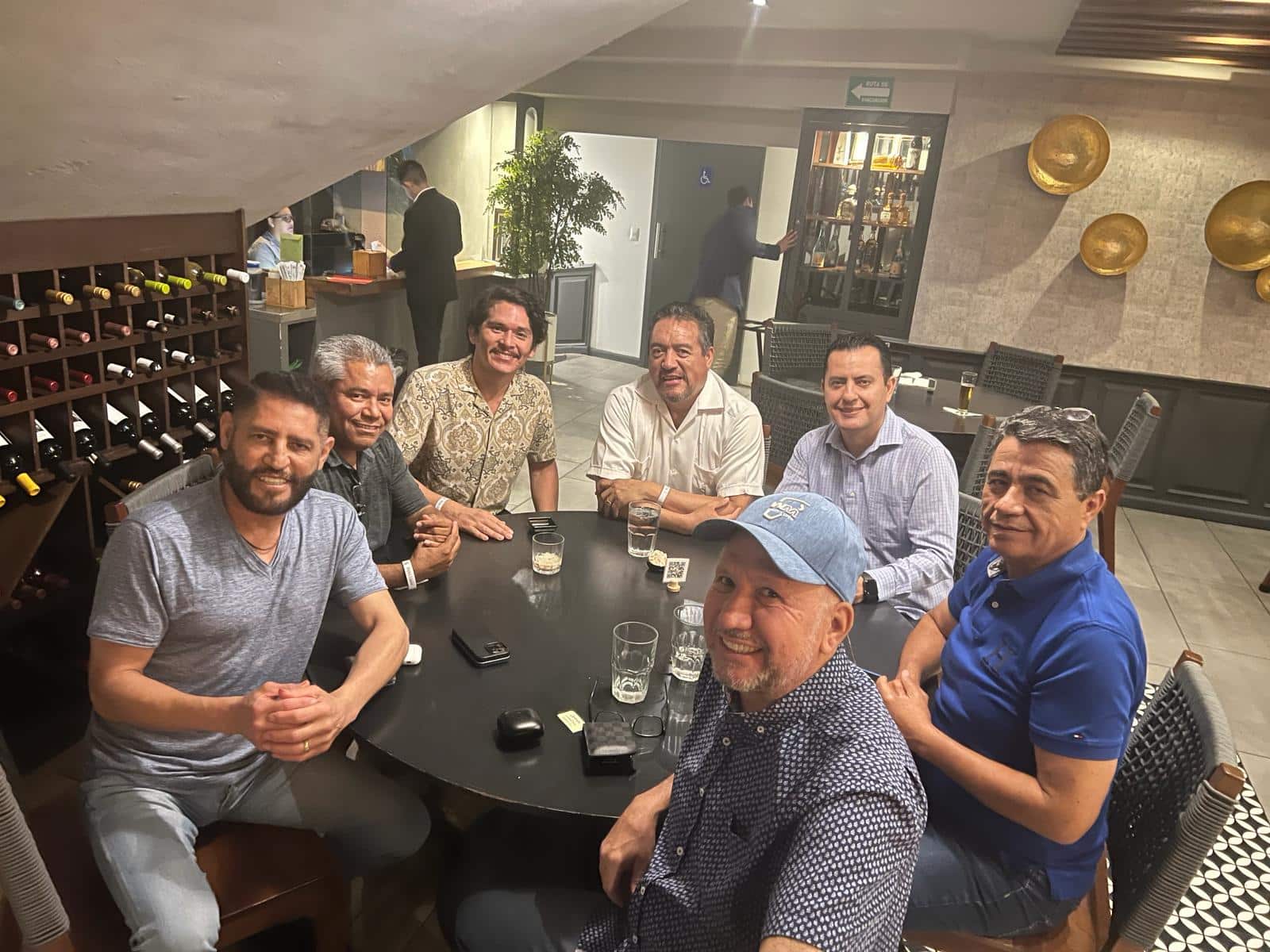 El cantante Pancho Barraza en una de las reuniones para definir el tema del equipo de beisbol de Juan José Ríos