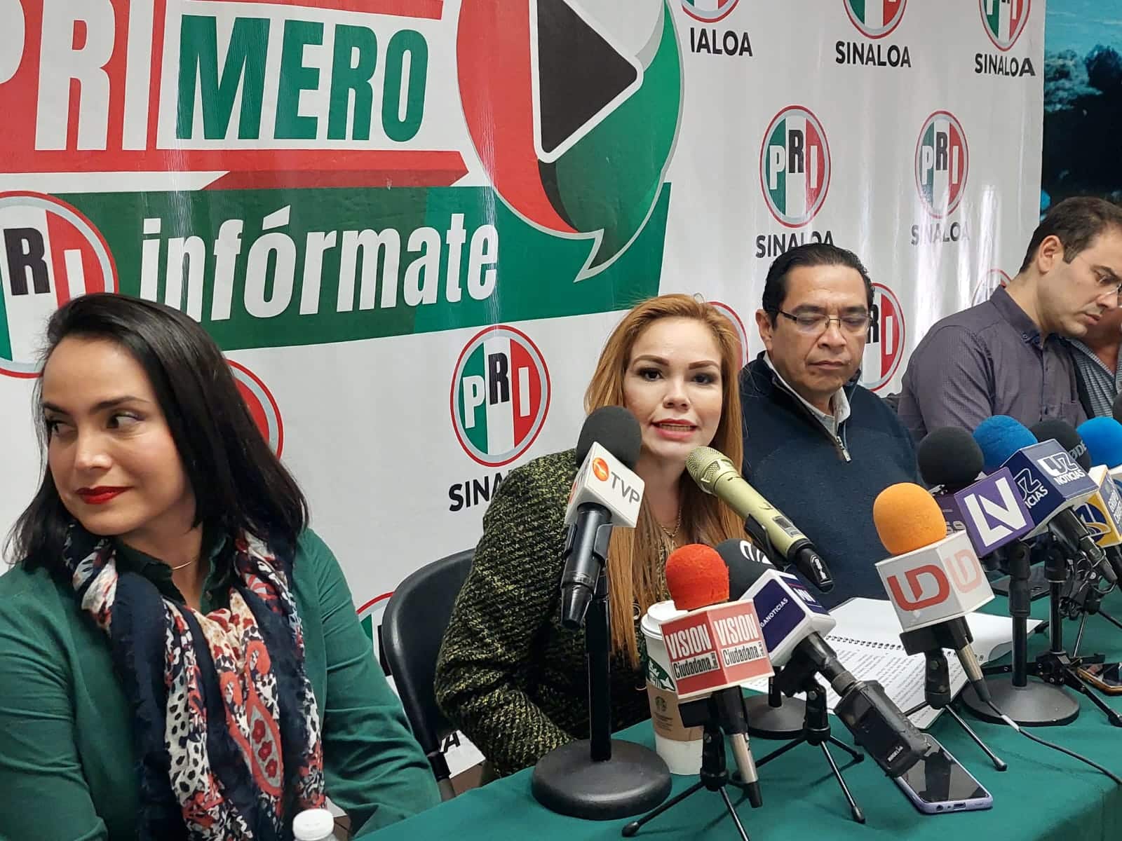 Paola Gárate Valenzuela en conferencia de prensa en Culiacán