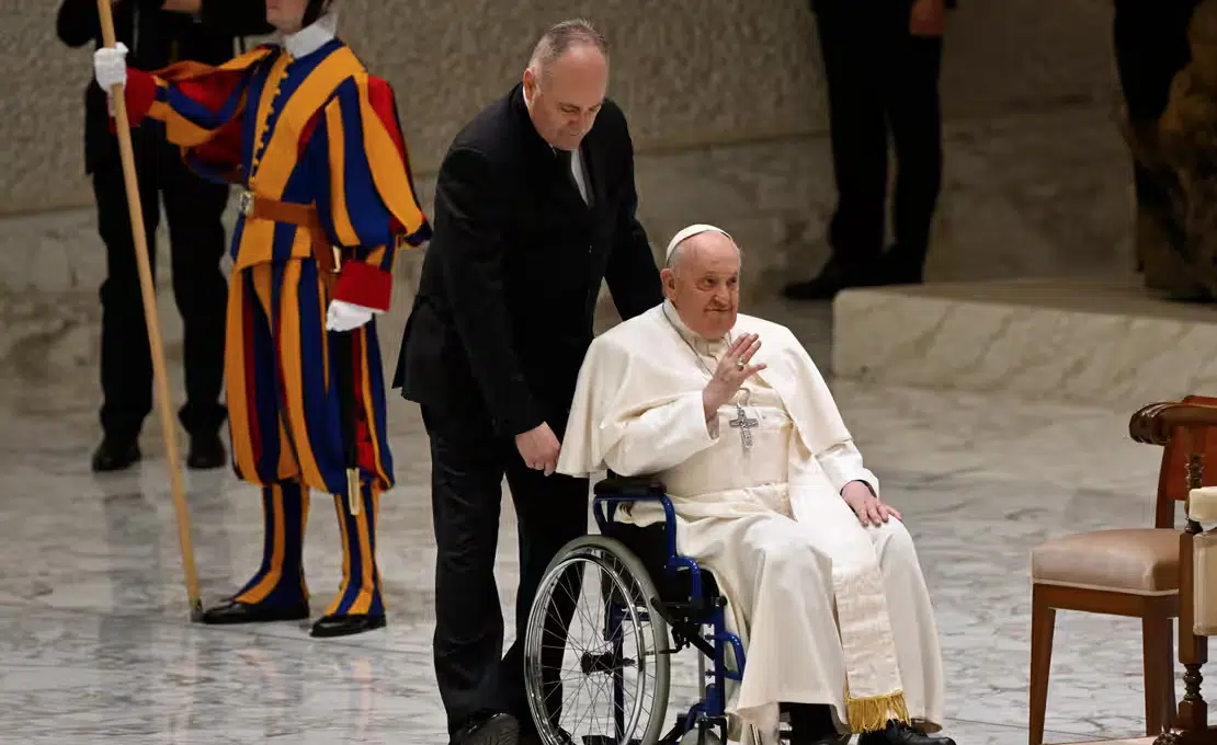 El Papa Francisco llega en silla de ruedas en el Vaticano