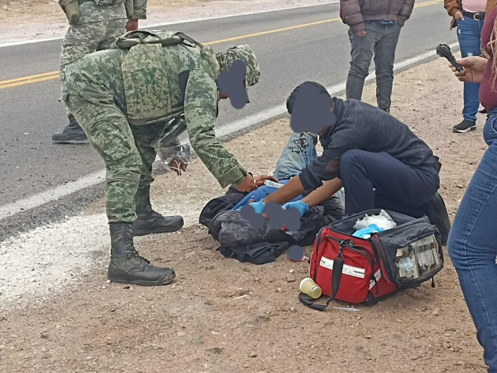 Paramedicos auxiliando a persona accidentada