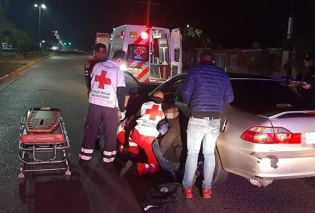 Paramédicos atienden a mujer lesionada tras chocar en su auto