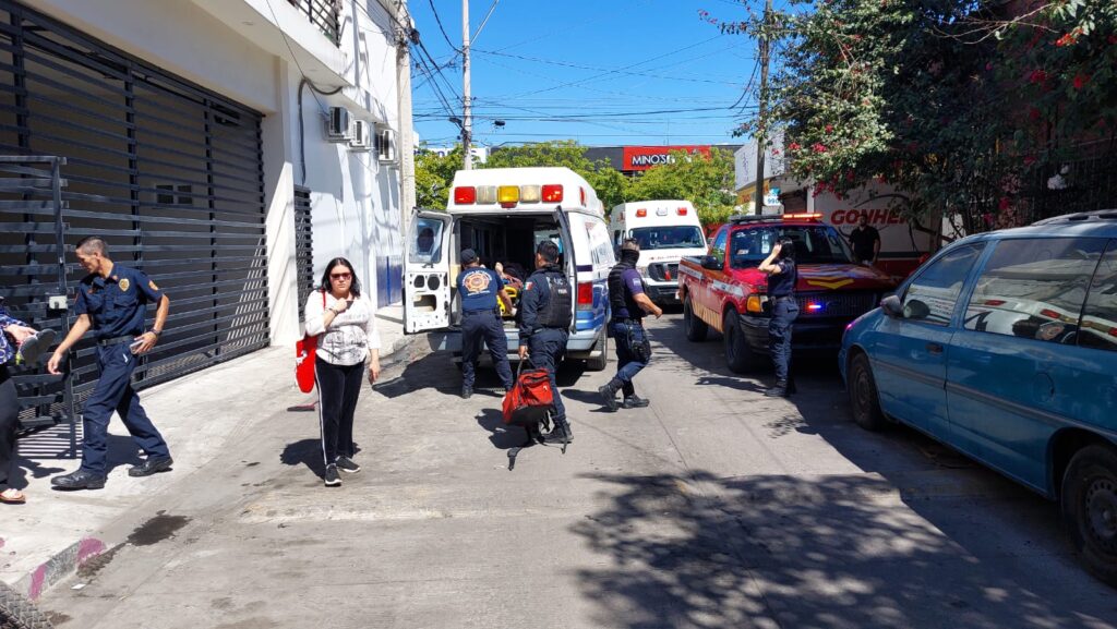 Paramédicos ingresan a la casa donde una mujer resultó electrocutada en Mazatlán