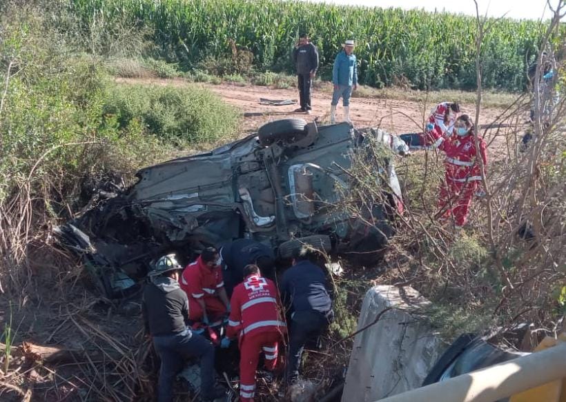 Paramédicos y voluntarios rescatan a personas de un automóvil tras volcadura en Guasave