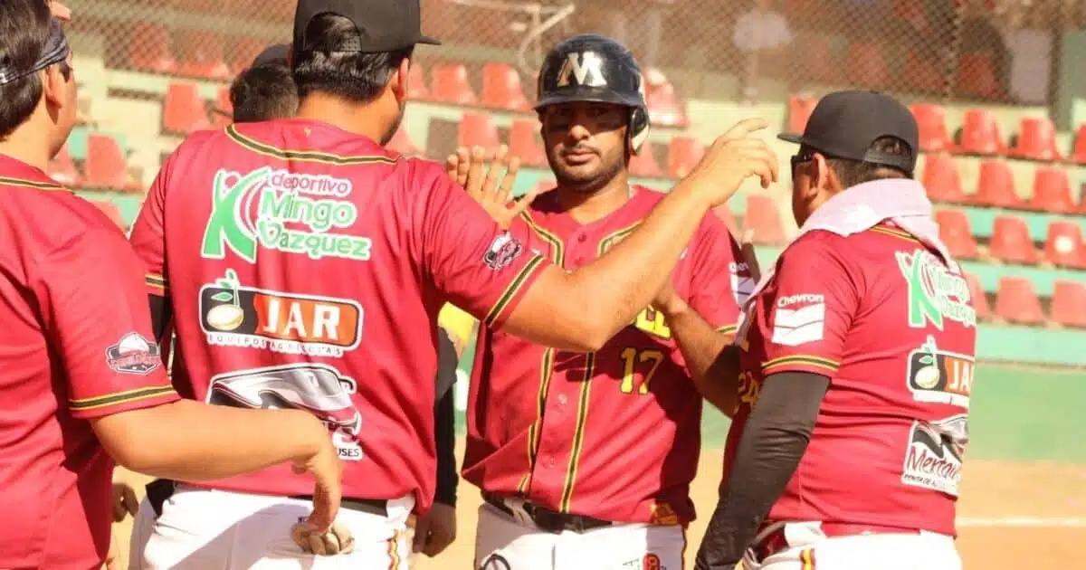 Jugadores del equipo de beisbol de Pascoleros de San Miguel los actuales campeones de la Liga Chevron Clemente Grijalva Cota