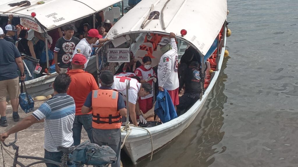 Elementos de la Cruz Roja arriba de una lancha en Mazatlán