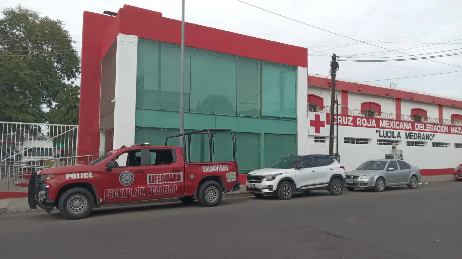 Patrulla de la Policía Acuática a fuera de la base de la Cruz Roja de Mazatlán