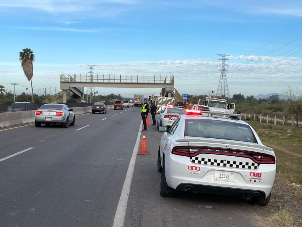 Patrulla de policía en la carretera México 15 tras volcadura de un tráiler