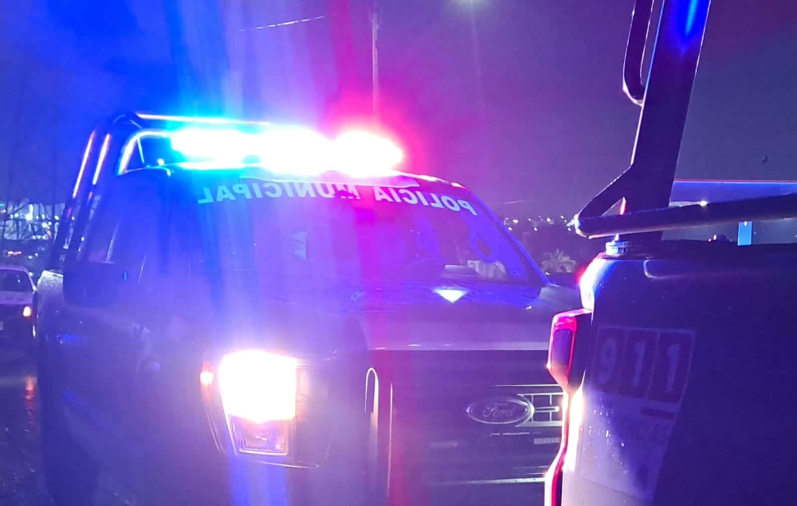 Camioneta se incendia sobre la México 15 mientras cruzaba los cerros de Barobampo, Ahome
