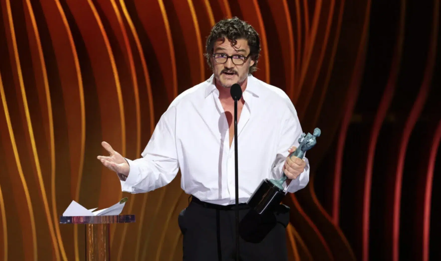 Pedro Pascal acepta premio en los SAG Awards 2024