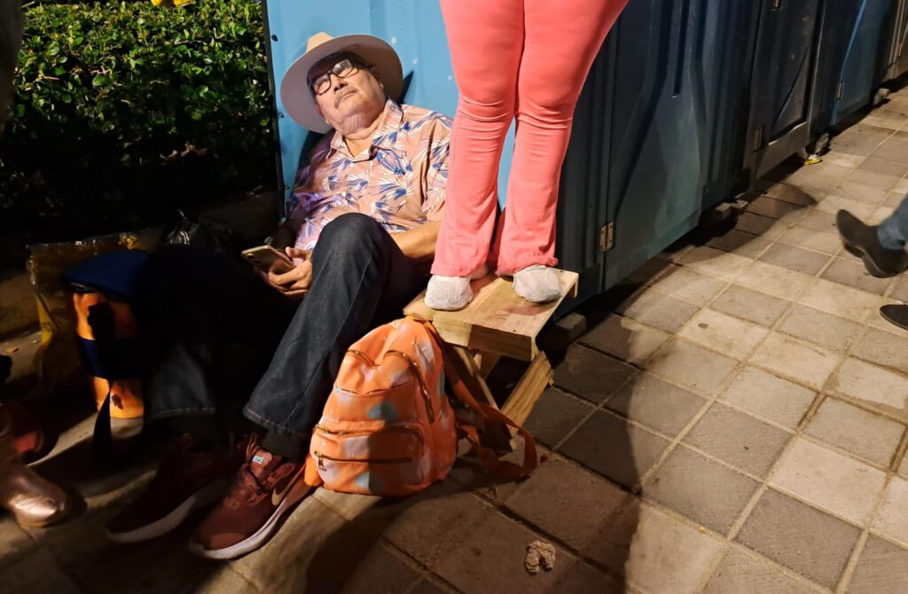 Una persona recostada dormida esperando el Combate Naval del Carnaval Internacional de Mazatlán 2024