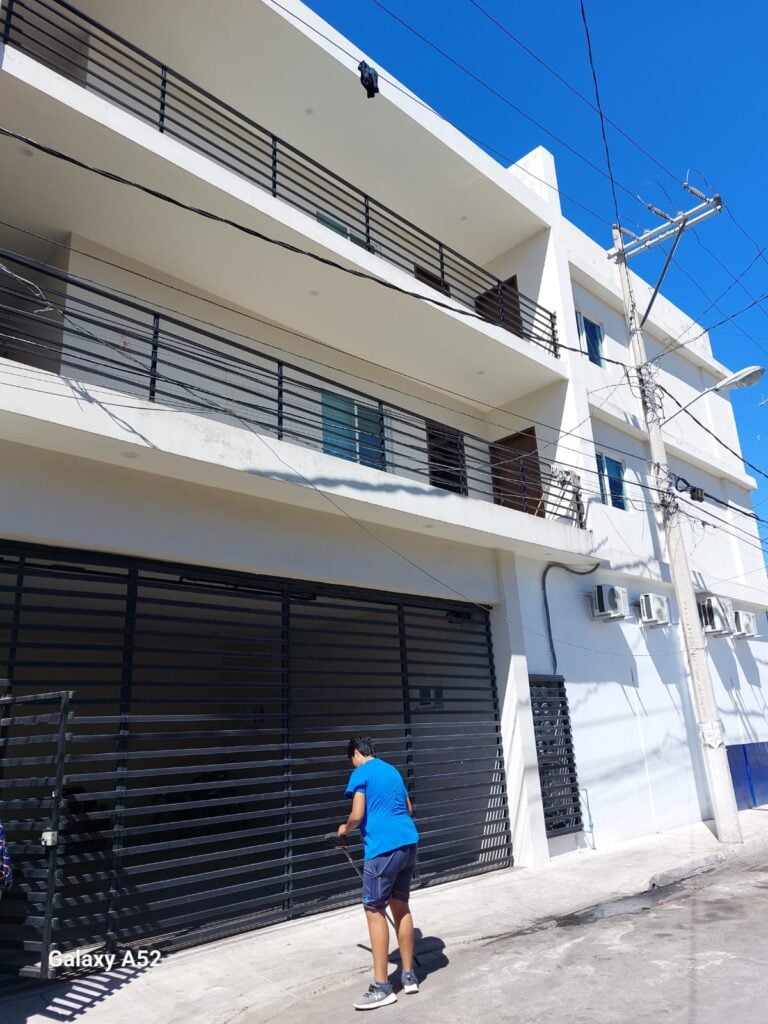 Persona afuera de una casa en Mazatlán