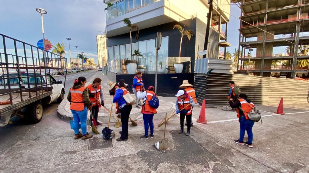 Personal de Aseo Urbano barre en el malecón de Mazatlán