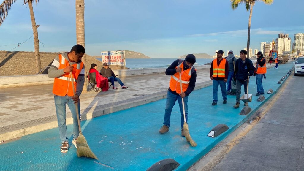 Personal de Aseo Urbano trabaja en la limpieza del malecón