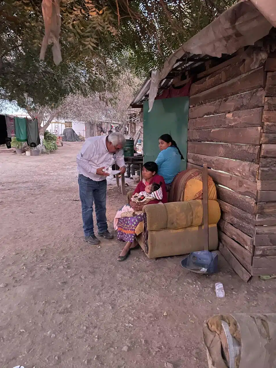 Trabajador de Jurisdicción Sanitaria 01 atiende a jornaleros