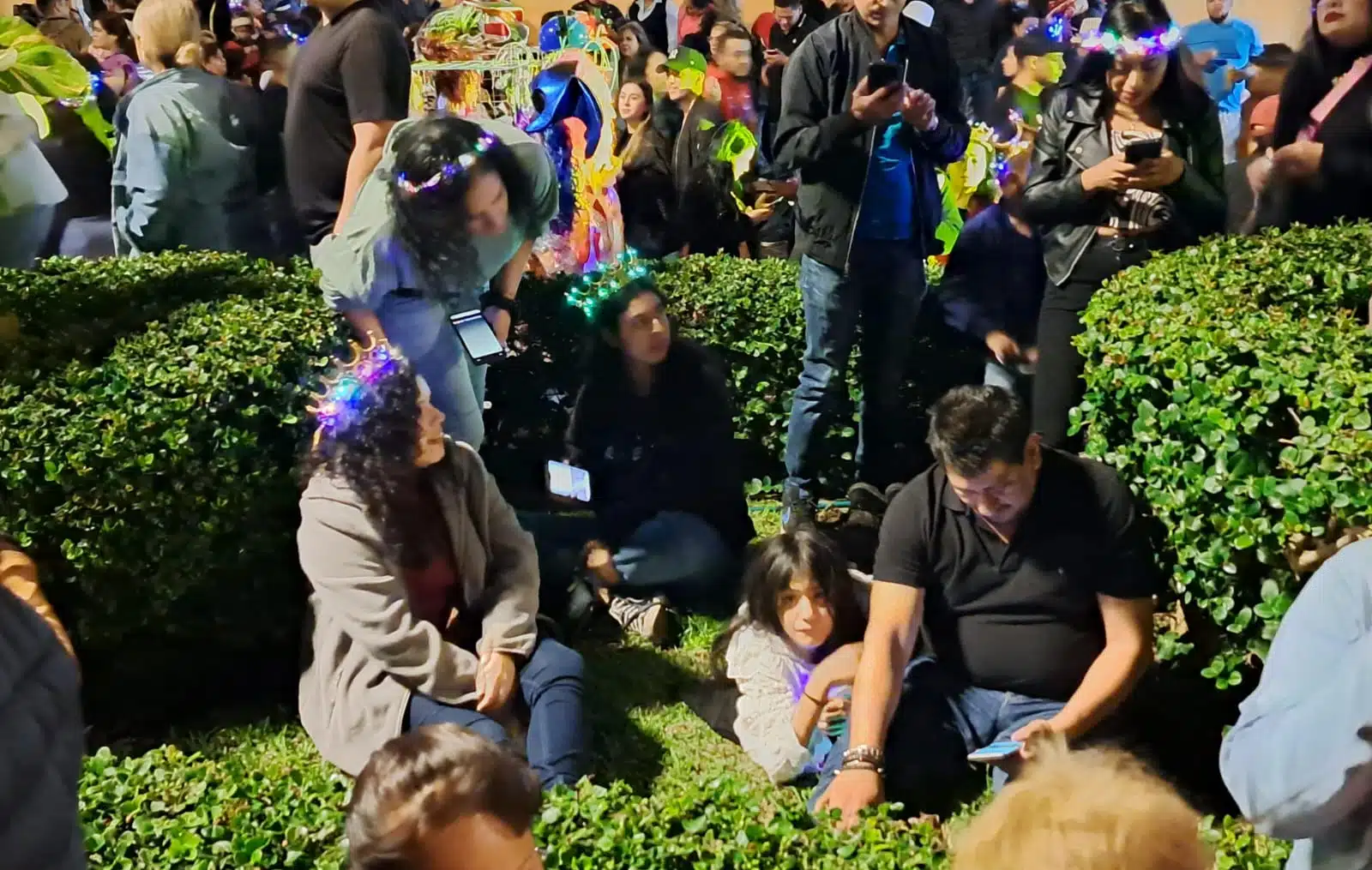 Personas esperando el Combate Naval del Carnaval Internacional de Mazatlán 2024