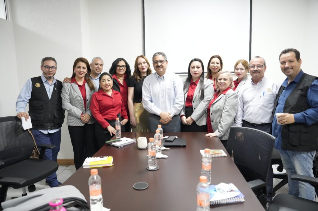 Personas de la Dirección de Gestión y Vinculación Social del Congreso del Estado de Sinaloa en una capacitación por parte del INE