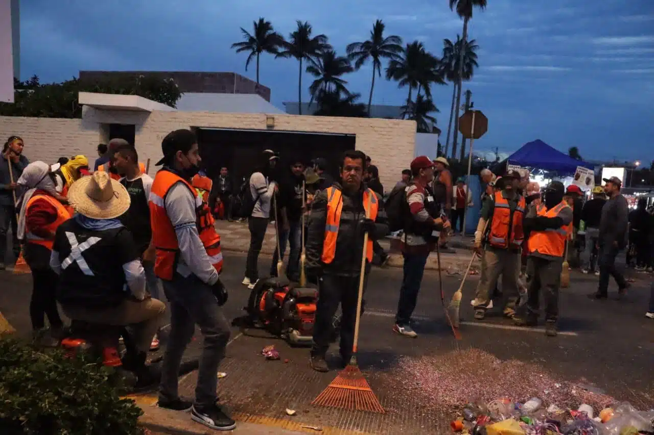 Personal de Servicios Públicos Municipales de Mazatlán en el malecón limpiando después del desfile de los carros alegóricos por el Carnaval 2024
