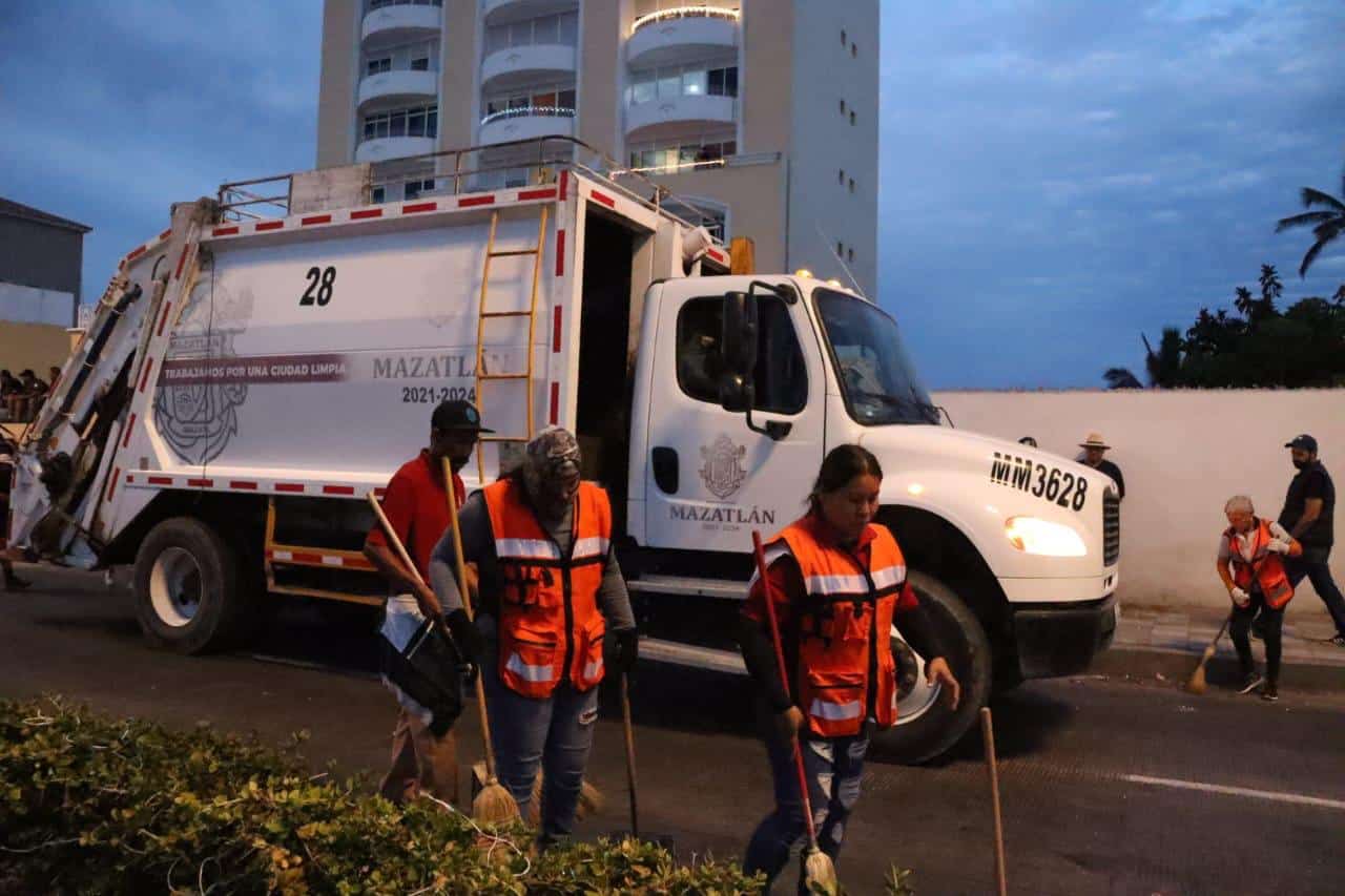 Personal de Servicios Públicos Municipales de Mazatlán en el malecón limpiando después del desfile de los carros alegóricos por el Carnaval 2024