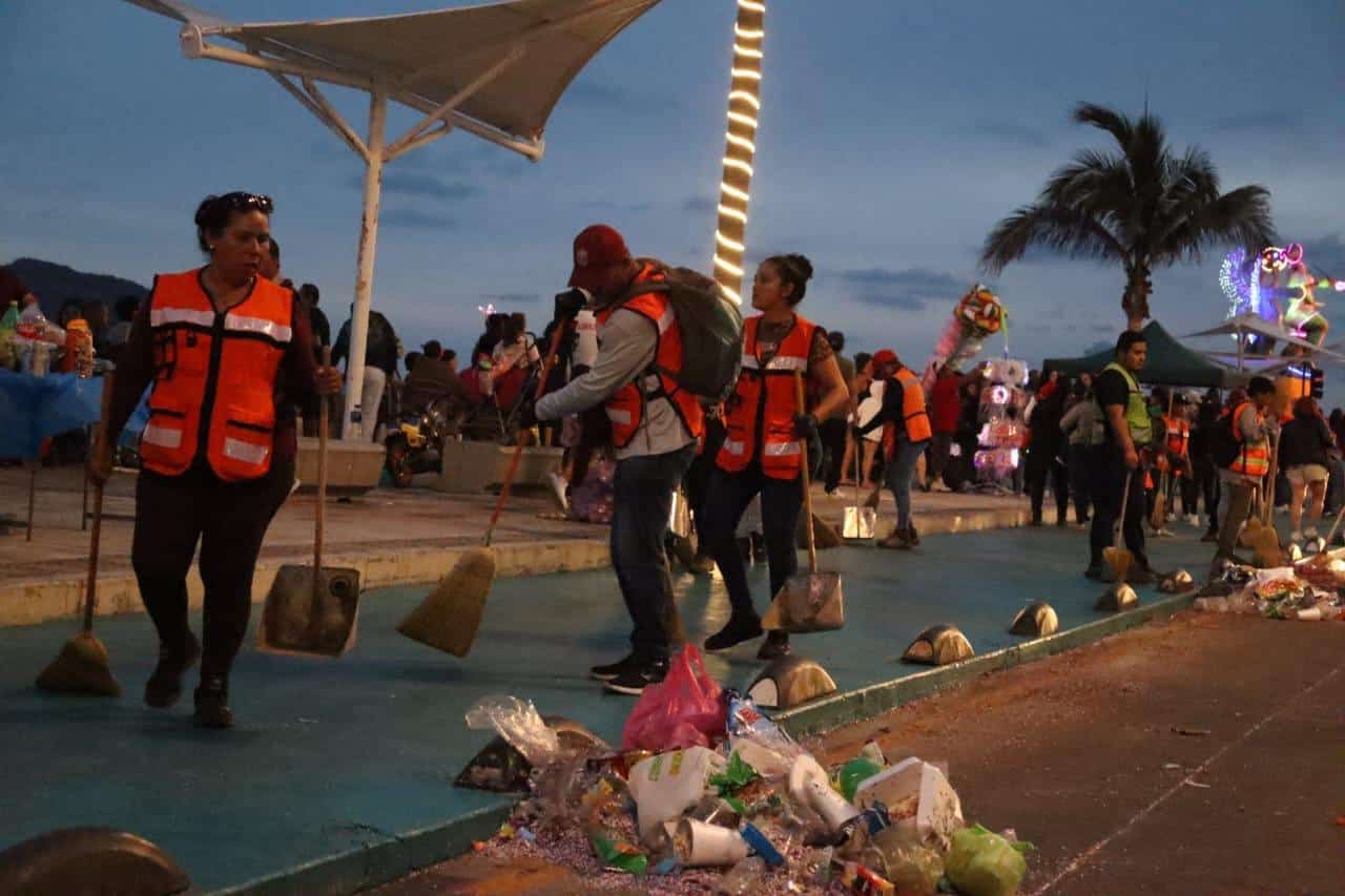Personal de Servicios Públicos Municipales de Mazatlán en el malecón limpiando después del desfile de los carros alegóricos por el Carnaval 2024