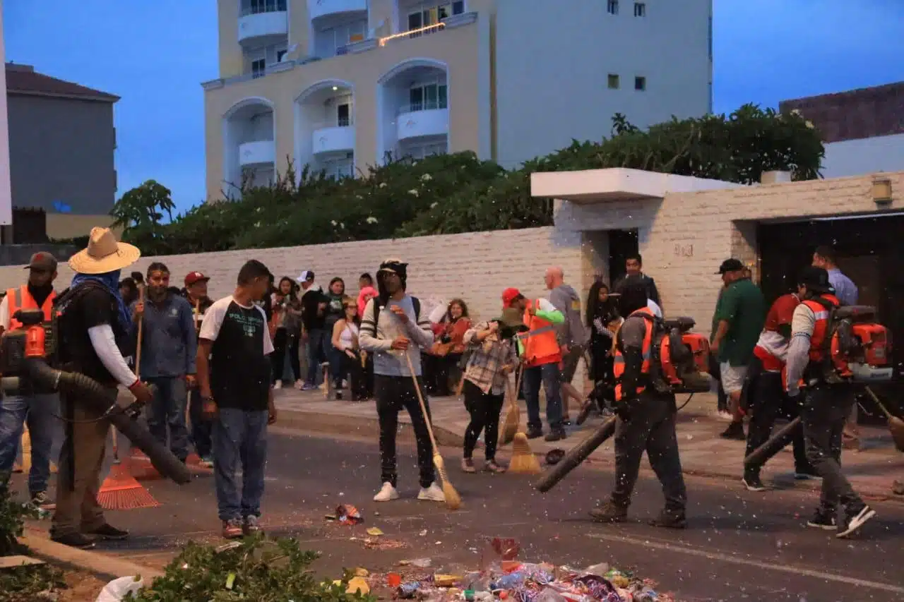 Personal de Servicios Públicos Municipales de Mazatlán en el malecón limpiando después del desfile de los carros alegóricos por el Carnaval 2024