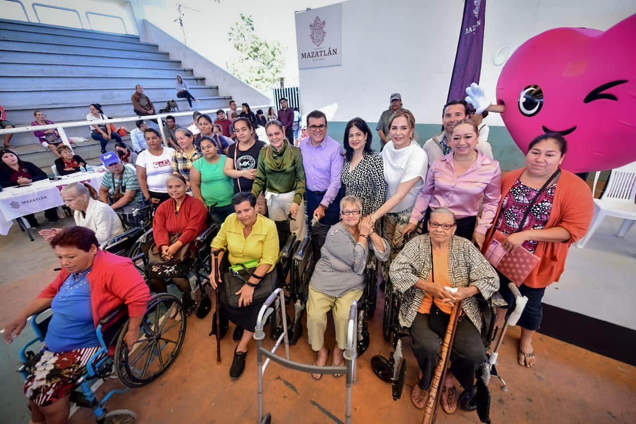 Personas con discapacidad recibieron doble beneficio este martes en Mazatlán.