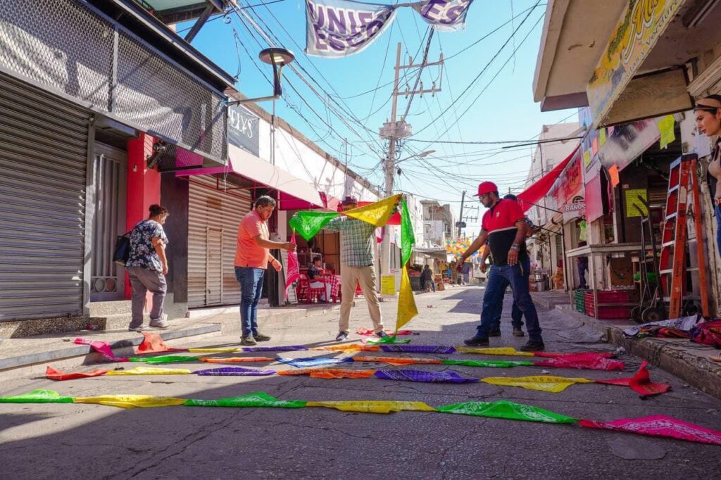 Personas decorando callejón Agustín Melgar en Los Mochis