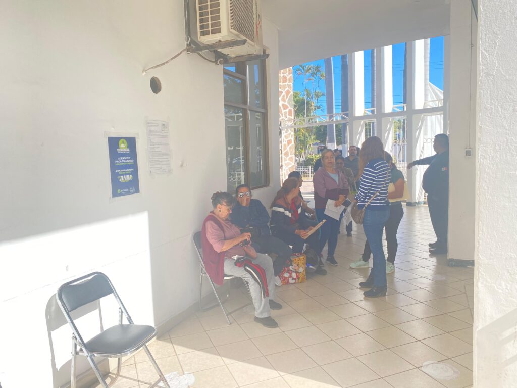 Personas en espera para pasar a las cajas de la Dirección de Ingresos en Ahome