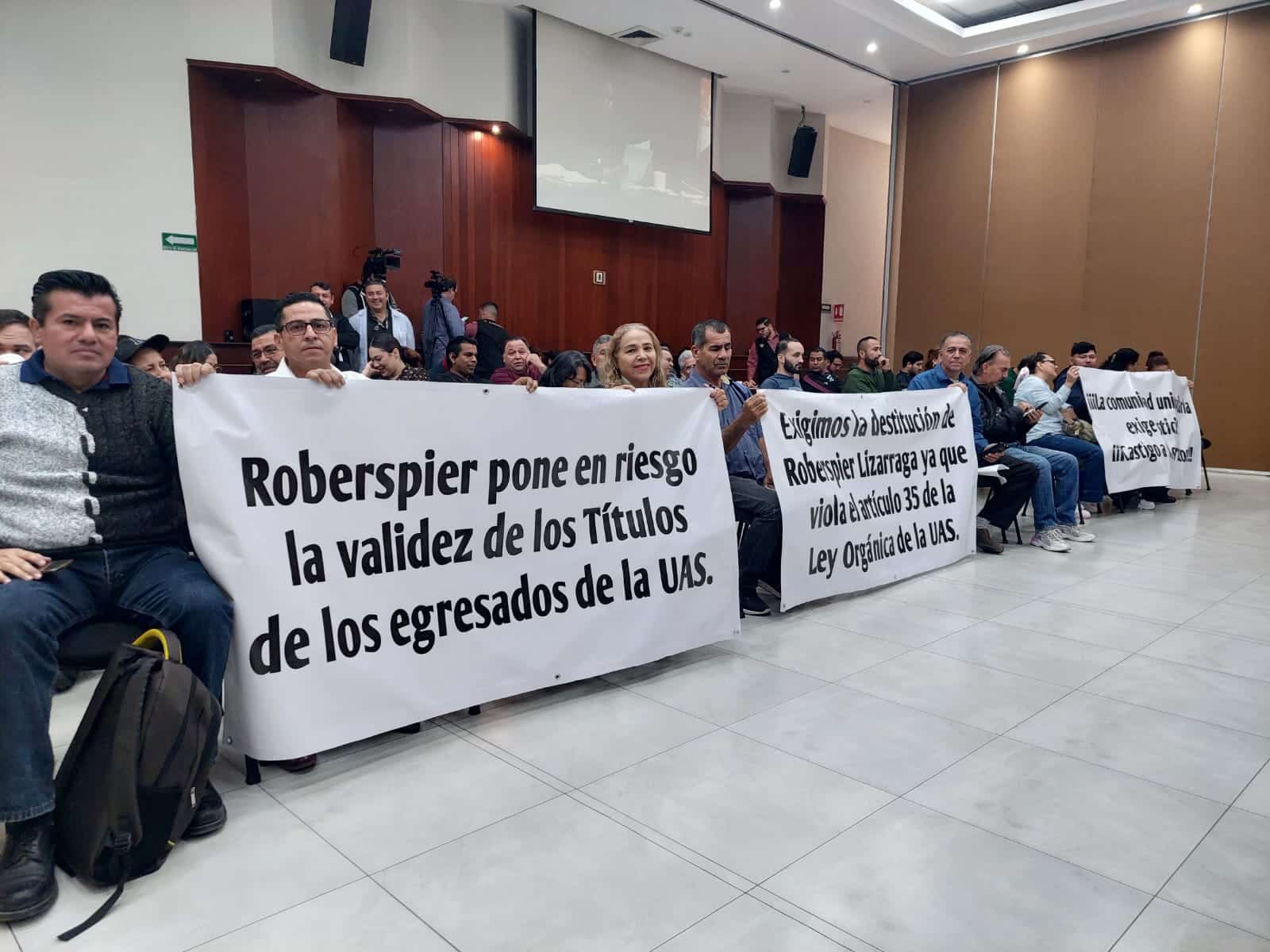 Piden destitución de Robespierre